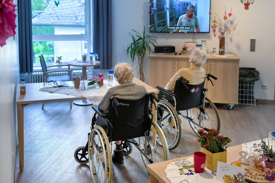 Pflegealltag im Heim: Für viele ältere Menschen ist professionelle Unterstützung unverzichtbar.