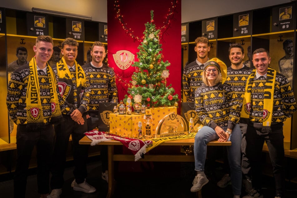 So hässlich, das er schon wieder schön ist: Dynamos "Ugly Christmas Sweater". (v.l.) Julius Kade (22), Ransford Königsdörffer (20), Michael Sollbauer (31), Heinz Mörschel (24), Teammanagerin Marie Jenhardt (32), Philipp Hosiner (32) und Guram Giorbelidze (25) steht er.