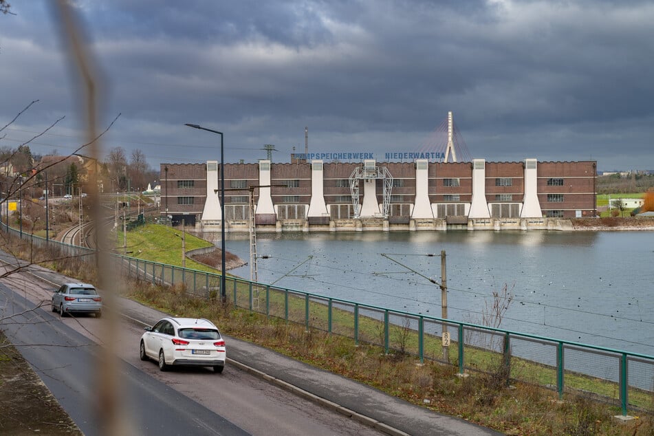 Das Pumpspeicherwerk Niederwartha wurde 1930 errichtet, sechs Jahre später kam am Unterbecken (Vordergrund) eine Badeanstalt hinzu.