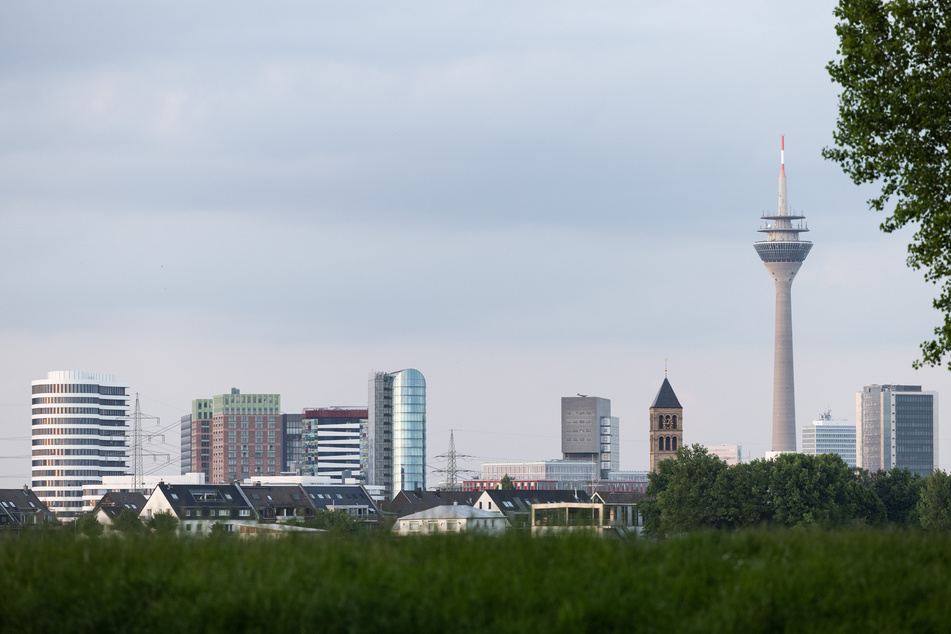 Am Rheinturm in Düsseldorf kam es am Samstagmorgen (23. Juli) zu einem Großeinsatz der Feuerwehr.