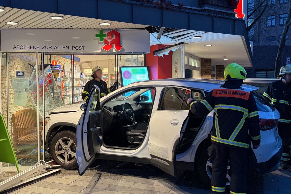 Ein älterer Mann krachte mit seinem Auto in eine Apotheke.