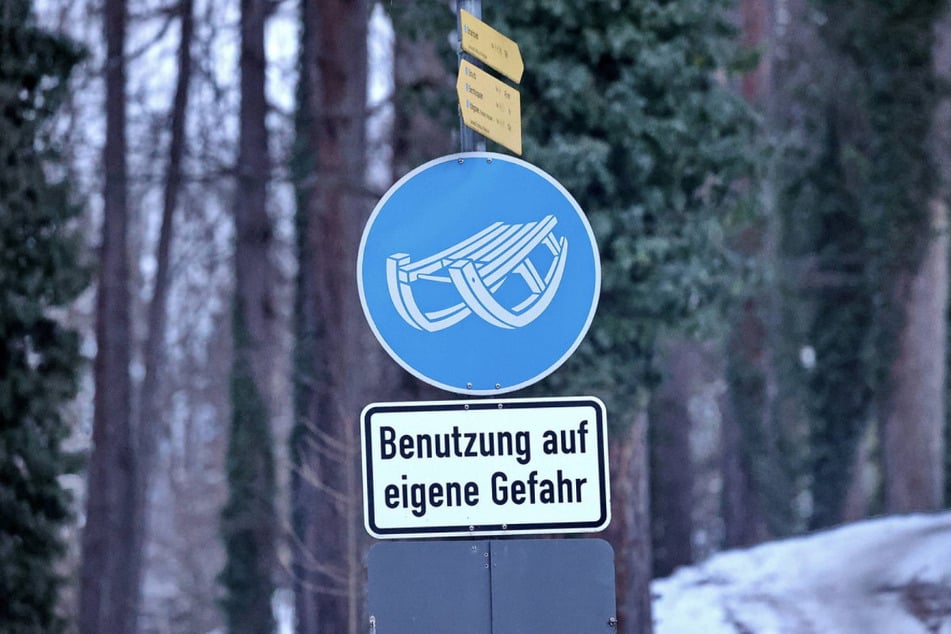 Übersehen oder ignoriert? Mit Verkehrsschildern wurde auf die Rodelbahn hingewiesen, auf die der Wagen schließlich geriet.