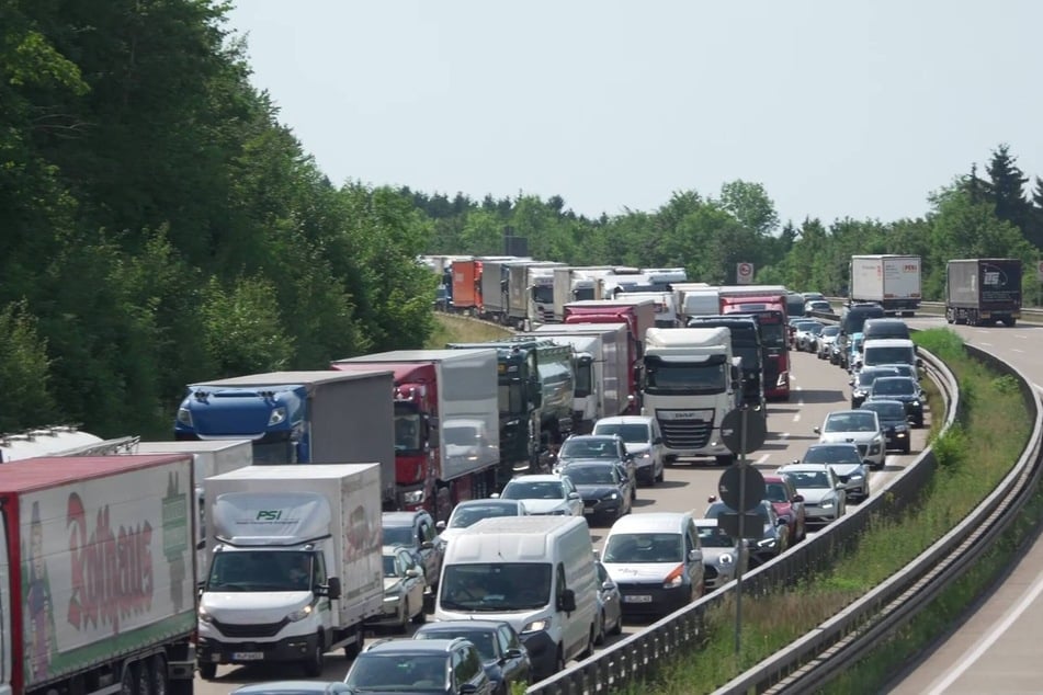 Es hat sich auf der A8 ein kilometerlanger Stau gebildet.