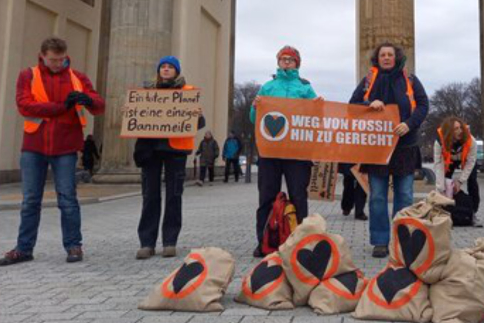 Letzte Generation mit Sandsäcken vor dem Brandenburger Tor: "Wir machen das selbst"