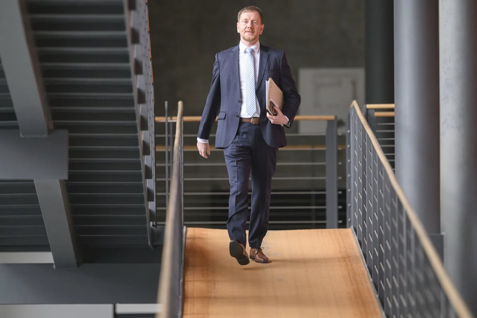Ministerpräsident Michael Kretschmer (51, CDU) vor Beginn der Sitzung des Sächsischen Landtags auf dem Weg in den Plenarsaal.
