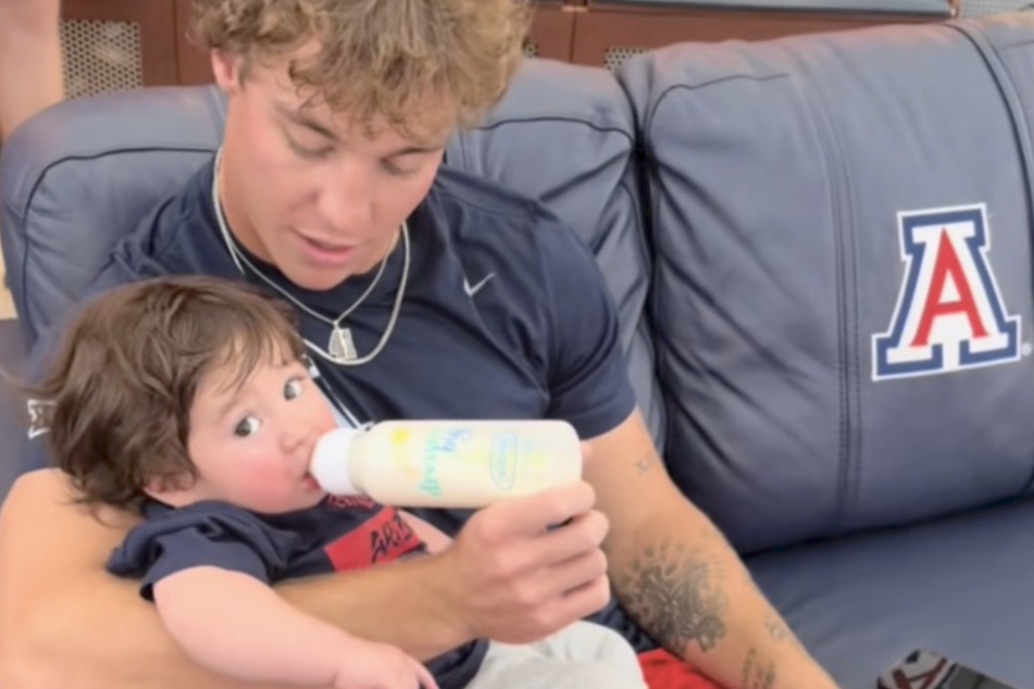 Když má „Baby G“ hlad, Chaz rád svému synovi i uprostřed šatny jeho baseballového týmu podá láhev.