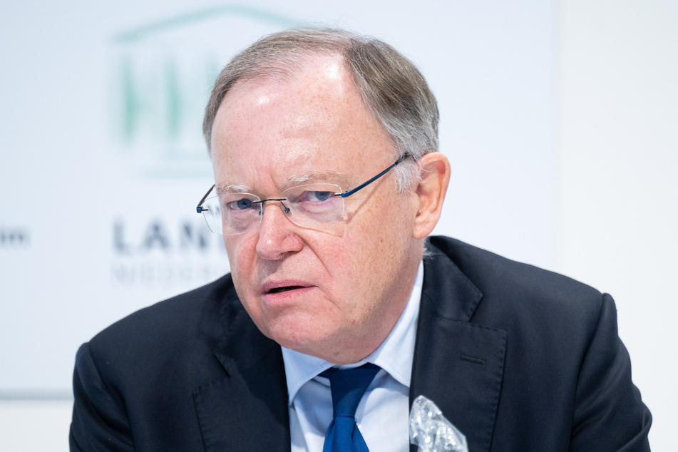 Niedersachsens Regierungschef Stephan Weil (62) will in der nächsten Bund-Länder-Runde über Kontaktbeschränkungen auch für Geimpfte in der Zeit nach Weihnachten sprechen.