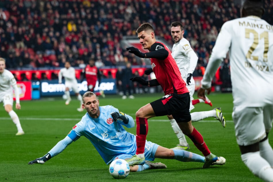 Bayer-Torjäger Patrik Schick umkurvte in der sechsten Spielminute Mainz-Keeper Robin Zentner, ließ die frühe Führung allerdings knapp liegen.