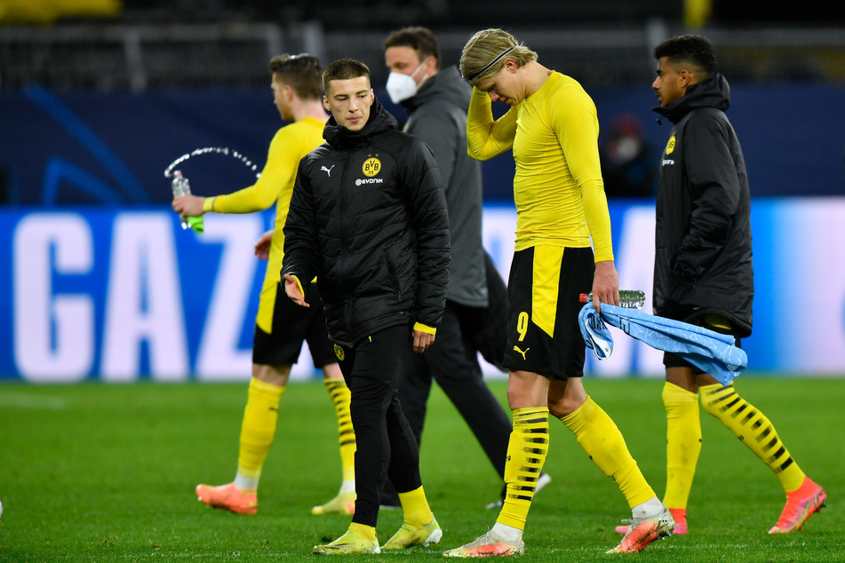 Der BVB um den erneut glücklosen Topstürmer Erling Haaland (20, 2.v.r.) ist als letztes deutsches Team aus der Königsklasse ausgeschieden.