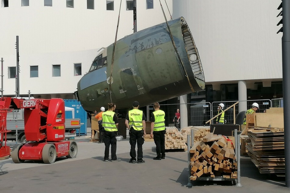 Teile einer abgewrackten Transall der Bundeswehr werden vor dem Schauspielhaus in Düsseldorf angeliefert. Sie sind Teil einer Kunstaktion.