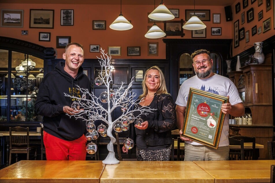 Alberthafen-Wirt Thomas Kian-Zenker (41, l.), Watzke-Chefin Nicole Rothländer (41) und Arche-Chef Marcel Brettschneider (42) freuen sich auf das Charity-Adventssingen.