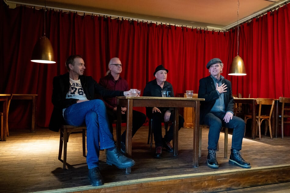 Die Bandmitglieder veranstalteten eine Pressekonferenz zum Abschied.