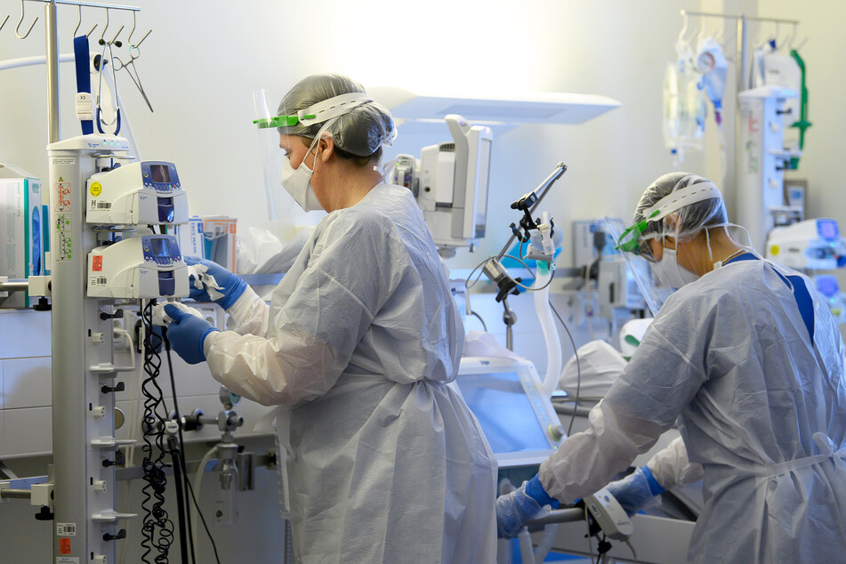 Unter Ärzten und Pflegern gibt es momentan vielerorts große Ausfallquoten in den Kliniken.