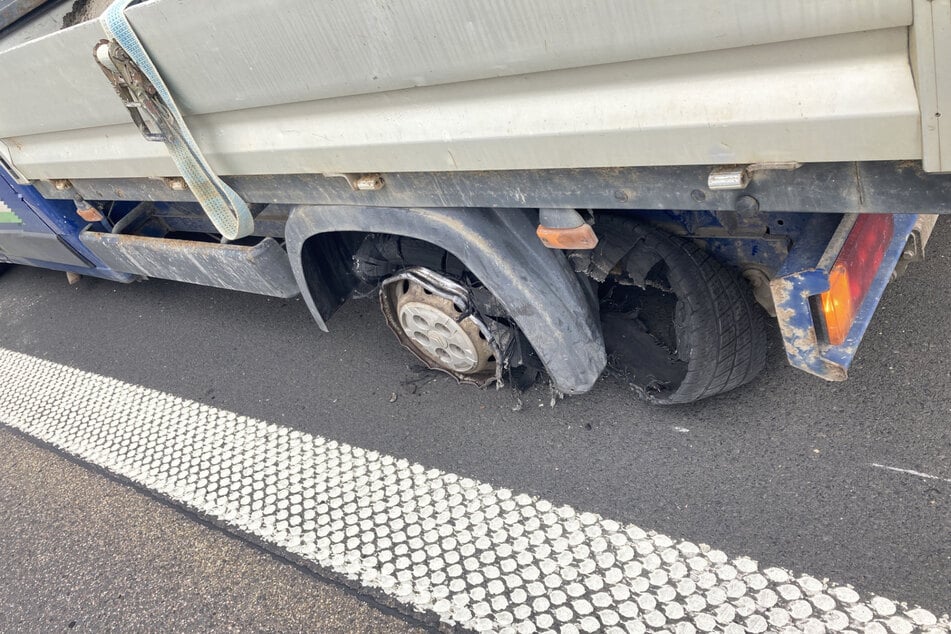 Ein Reifenplatzer eines überladenen Transporters sorgte am Donnerstagmittag auf der A45 bei Langenselbold für gefährliche Szenen.