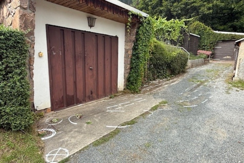 Nach dem schrecklichen Unglück haben die Ermittler Markierungen an der Todesstelle angebracht.