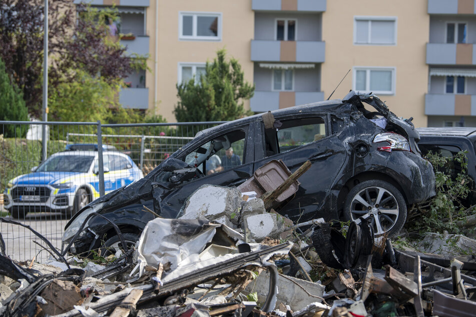 Auch zahlreiche weitere Gebäude und mehrere Autos wurden in Mitleidenschaft gezogen.