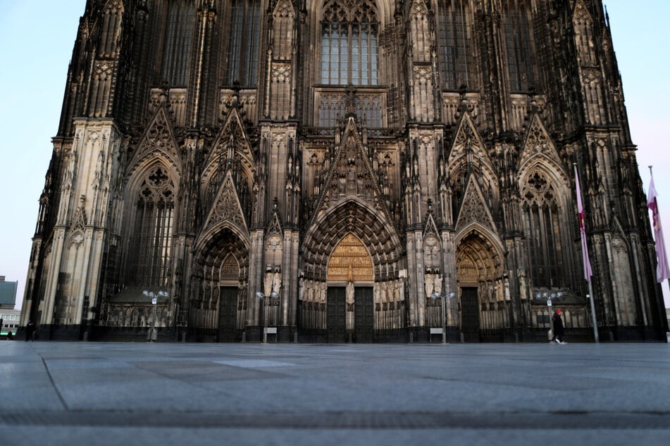 Bei der Sperrung auf der Kölner Domplatte handelt es sich laut Stadt "um eine reine Vorsichtsmaßnahme". (Archivbild)
