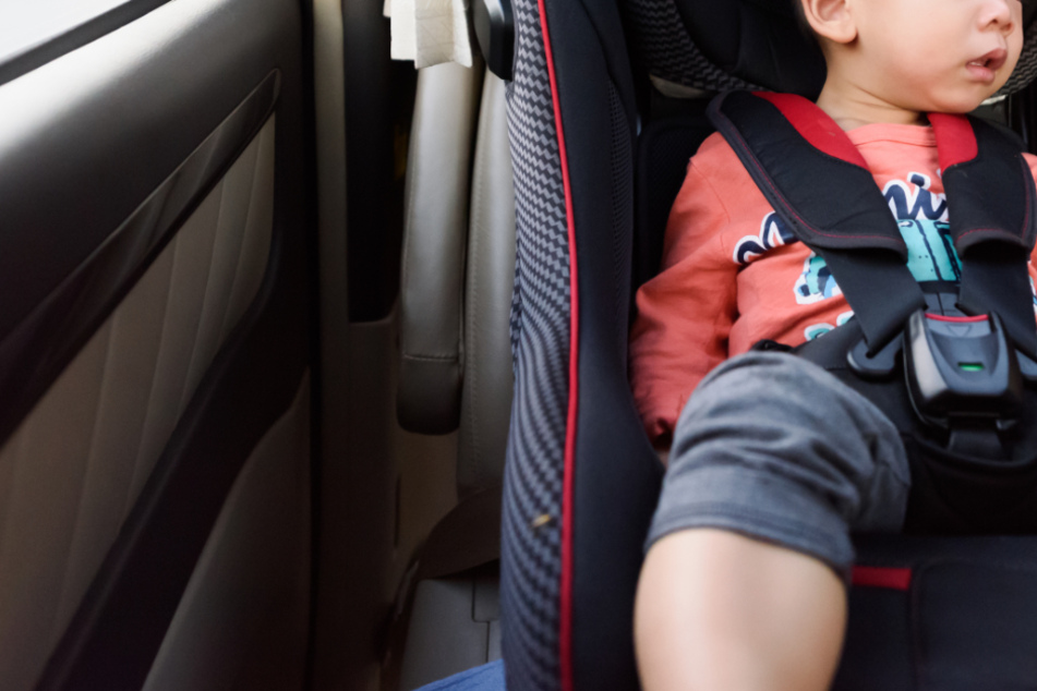 Der kleine Junge verfolgte seine Befreiungsaktion aus dem Auto neugierig. (Symbolbild)