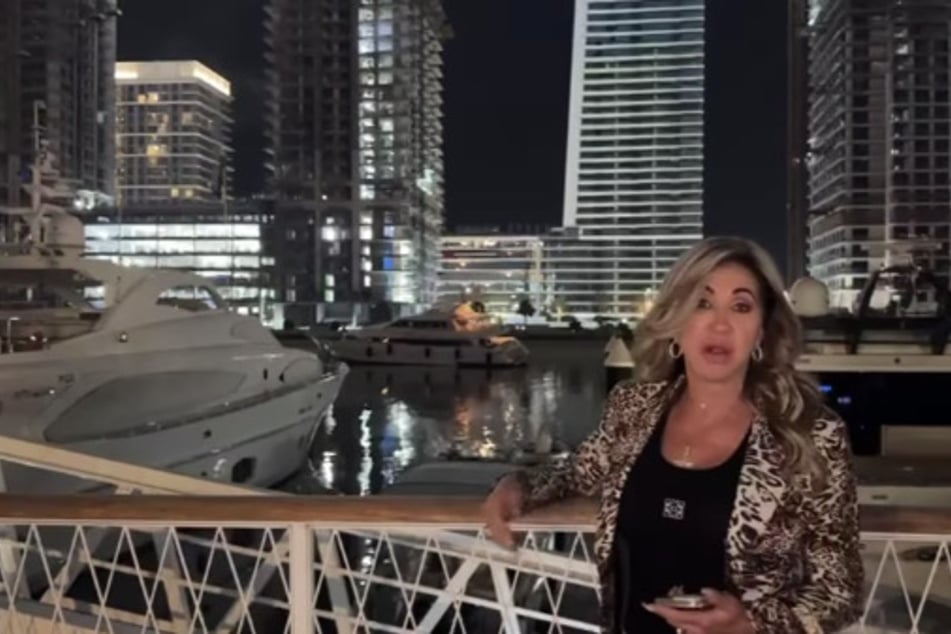 Carmen Geiss (58) berichtet aus Dubai von dem Unfall, im Hintergrund ist ihre Millionen-Yacht zu sehen.