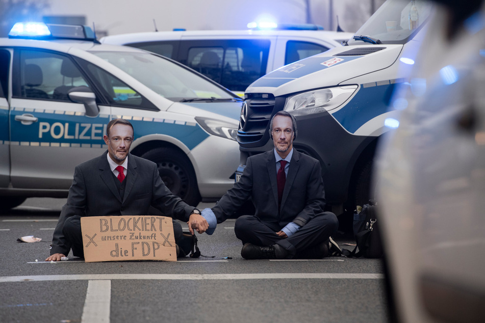 Klima-Kleber blockieren Autobahn zum Berliner Flughafen