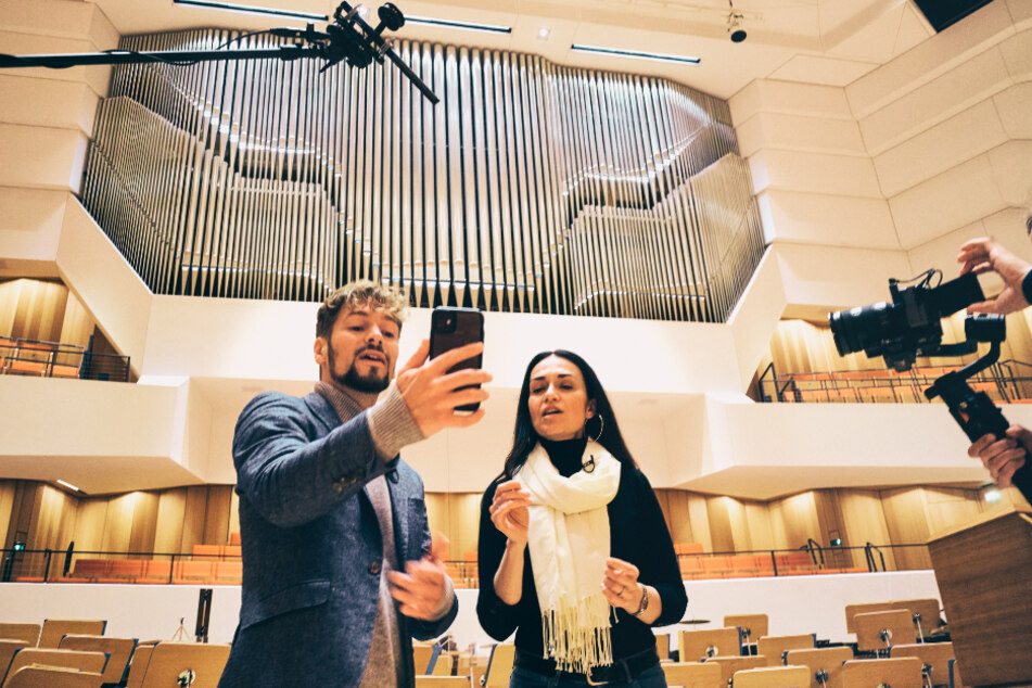 Gemeinsam mit Sängerin Lidia Valenta (40) wird bereits im Dresdner Kulturpalast geprobt.
