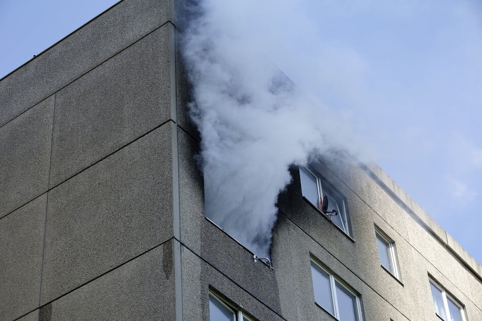 Chemnitz: Feuerwehreinsatz in Chemnitz: Brand in Plattenbau