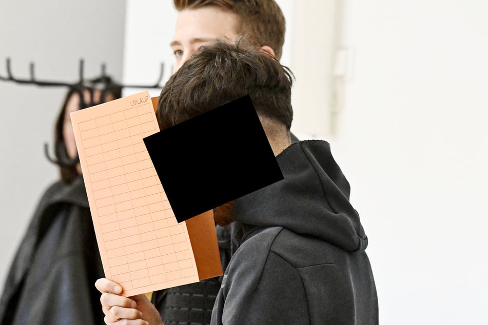 Haupttäter Ismail A. (21) schnitt John Rudat mit einem Cuttermesser ins Gesicht. Jetzt muss er sich vor Gericht verantworten.