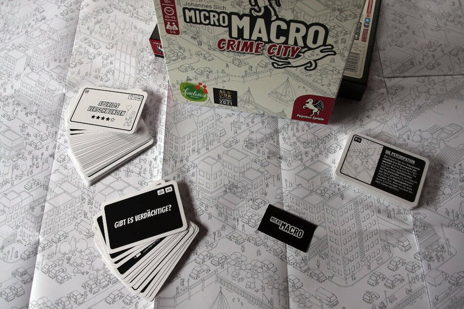 Ein großes Schwarzweiß-Poster und ein paar Karten ist alles was die Spieler brauchen um in "MicroMacro: Crime City" Dutzende Mord- und Todesfälle aufzuklären.