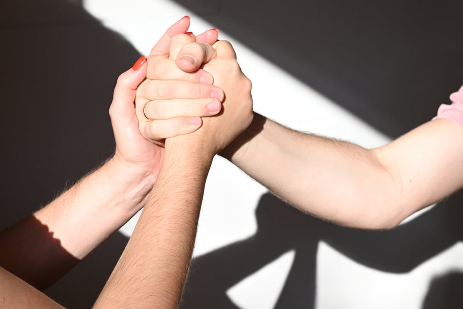 Bei einem Täter-Opfer-Ausgleich können sich beide Seiten aussprechen und eine gemeinsame Einigung finden. (Symbolbild)