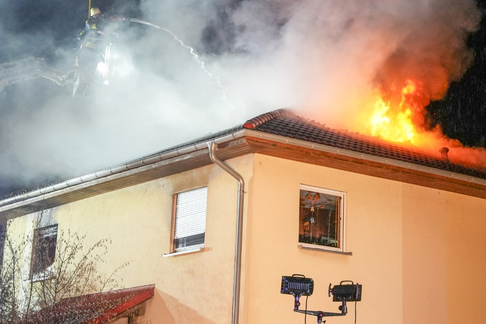 In Büttelborn-Worfelden brannte ein Einfamilienhaus: Die Flammen schlugen meterhoch aus dem Dach.