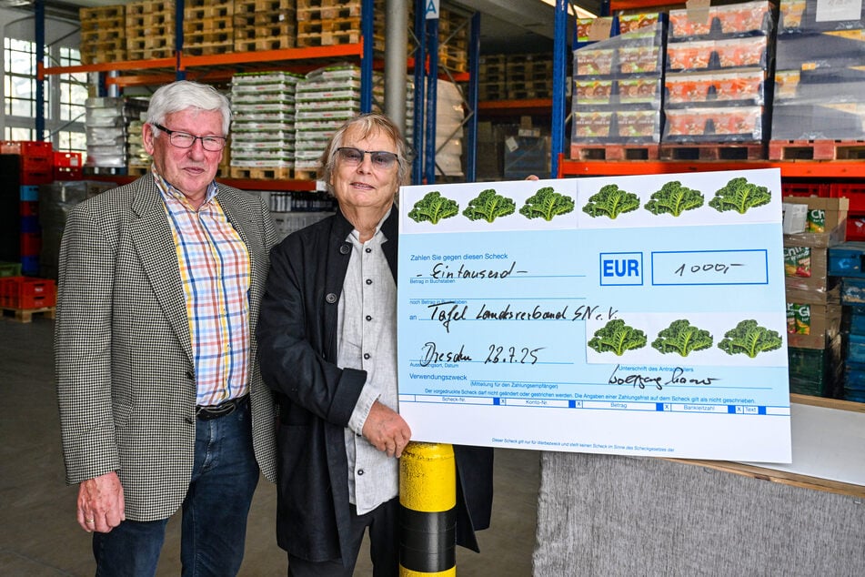 Kabarettist Wolfgang Schaller (85, r.) übergibt an Tafel-Logistik-Chef Dietmar Haase den 1000-Euro-Scheck.