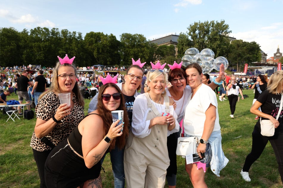 Dani (54, v.l.n.r.), Dena (24), Manu (52), Jaqueline (51), Manja (51) sind mit Partystimmung im Gepäck aus Cottbus angereist.