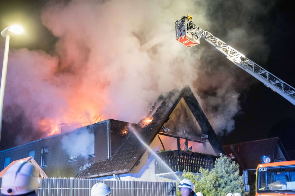Köln: Wohnhaus in Köln steht lichterloh in Flammen: Ein Mensch kommt ums Leben