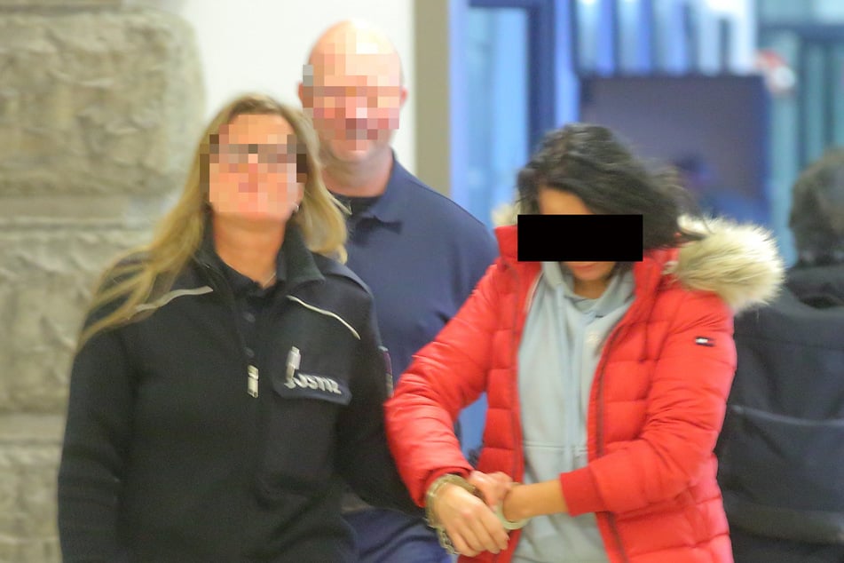 Sabrina H. (38. rechts) will Emely S. (27) nur zurückgehalten haben.