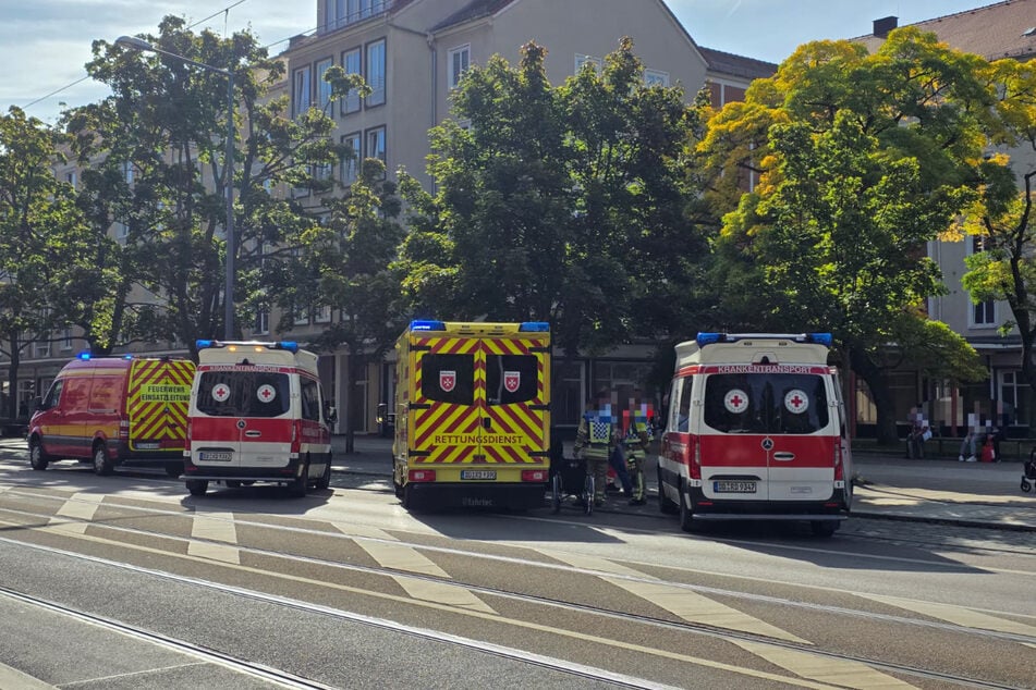 Feuerwehr und Rettungskräfte am Unfallort auf der Borsbergstraße.