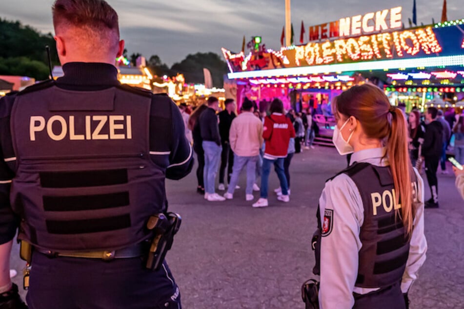 Polizisten sicherten am Samstagabend die Spuren auf der Kirmes in Lüdenscheid.