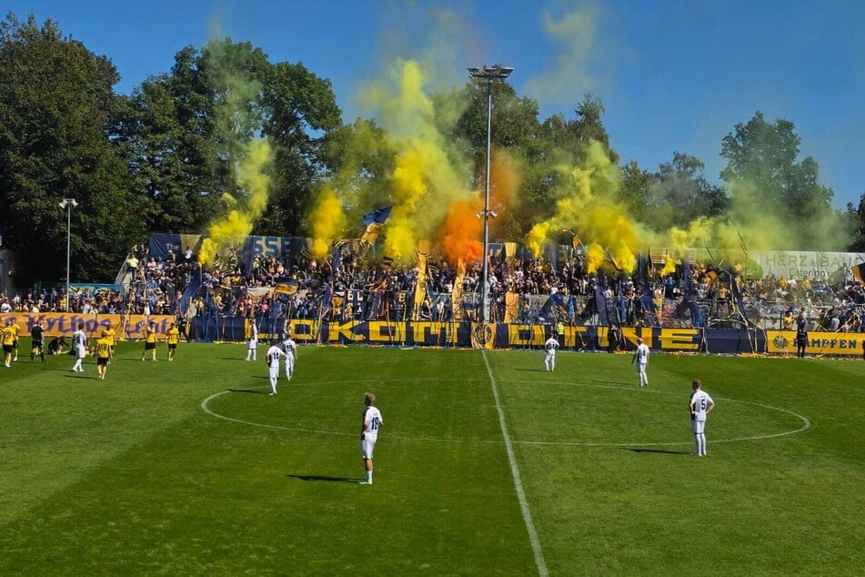 Die gut gelaunten Fans von Lok Leipzig haben zum Sachsenpokal-Spiel in Auerbach etwas Farbe mitgebracht.