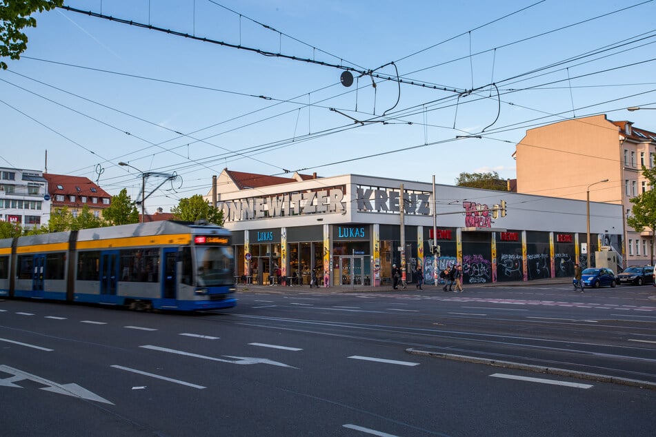 Leipzig Connewitz: Männer laufen am Connewitzer Kreuz vor einen Bus: Zwei Verletzte