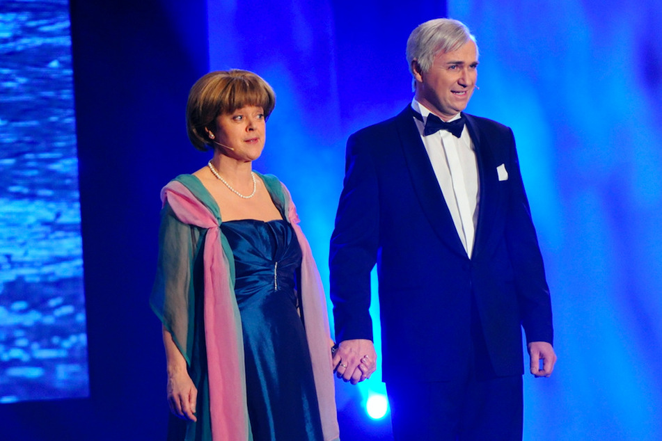 Die Schauspieler Corinna Duhr (63) als Angela Merkel und Wolfgang Krebs (55) als Horst Seehofer beim traditionellen "Politiker-Derblecken" auf dem Münchner Nockherberg. (Archivbild)