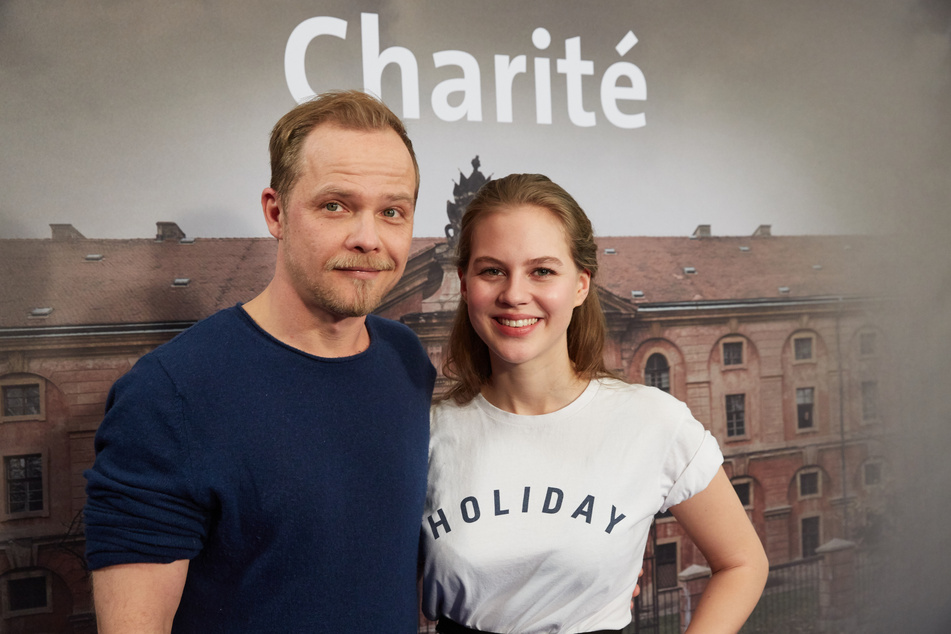 Koeberlin zusammen mit Schauspiel-Kollegin Alicia von Rittberg (28) bei der Vorstellung der ARD-Serie "Charité" 2017. Bereits jetzt blickt der 48-Jährige auf eine erfolgreiche Laufbahn mit zahlreichen Auftritten in TV- und Fernsehfilmen sowie Serien zurück.
