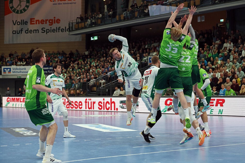 Franz Semper (M., mit Ball) erzielte die meisten Tore für den DHfK Leipzig.