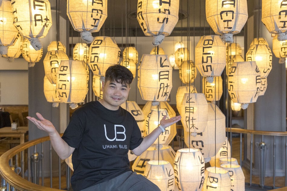 Van Hoang Pham (32) zeigt in seinem neuen Restaurant am Dresdner Altmarkt begeistert seine unzähligen, eigens gestalteten Lampen.