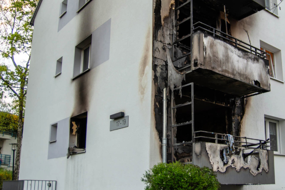 Das Foto zeigt die durch die Flammen zerstörten Balkone.