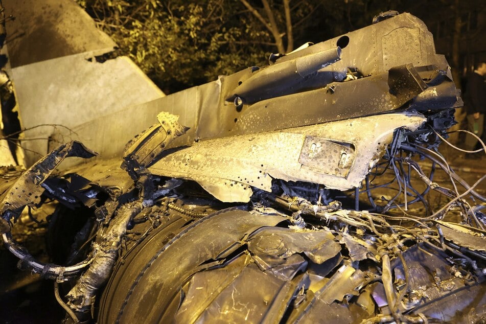Trümmer eines in ein Wohngebiet abgestürzten Kampfflugzeugs liegen in der Nähe eines beschädigten Gebäudes in Jeisk, Russland.