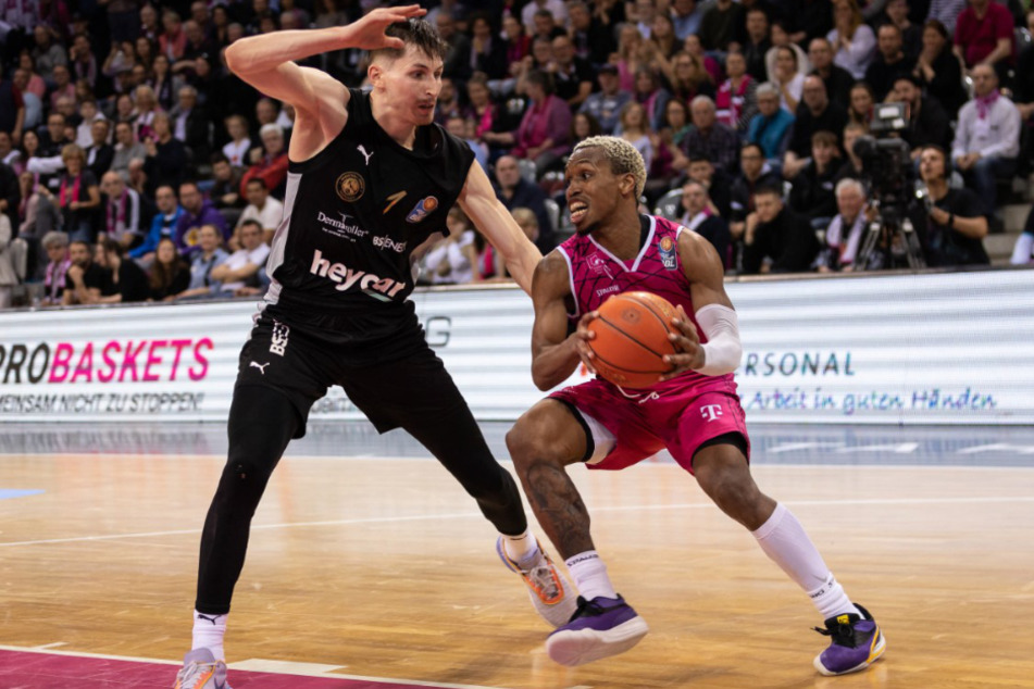 TJ Shorts (r.) war mit 24 Punkte erneut der beste Scorer der Baskets Bonn.