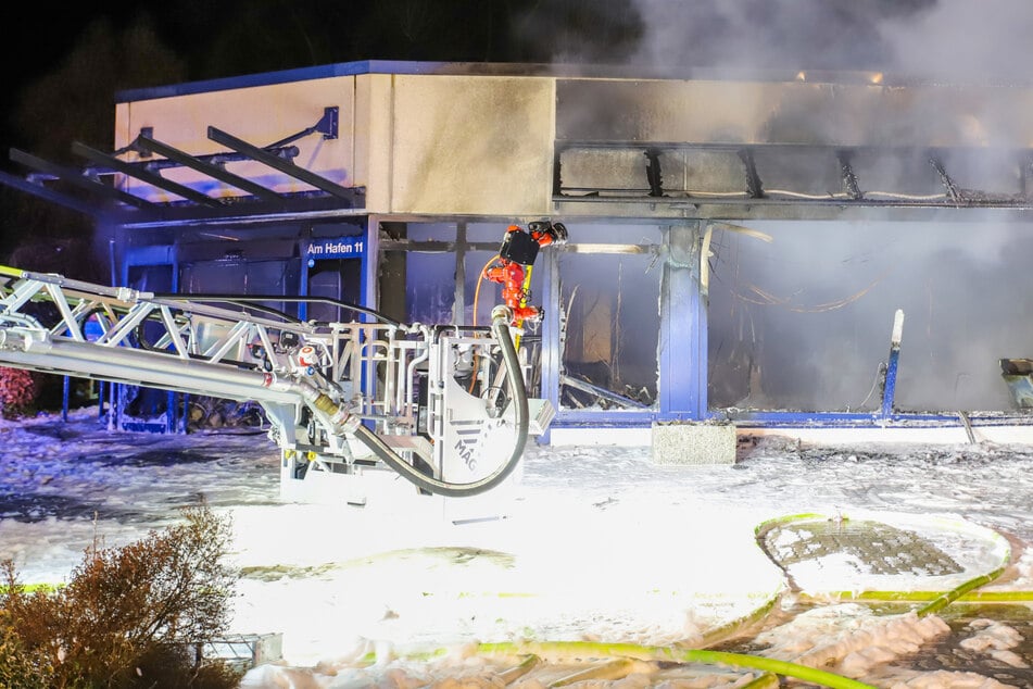 Gewerbebetrieb steht in Flammen: Feuerwehr im Großeinsatz