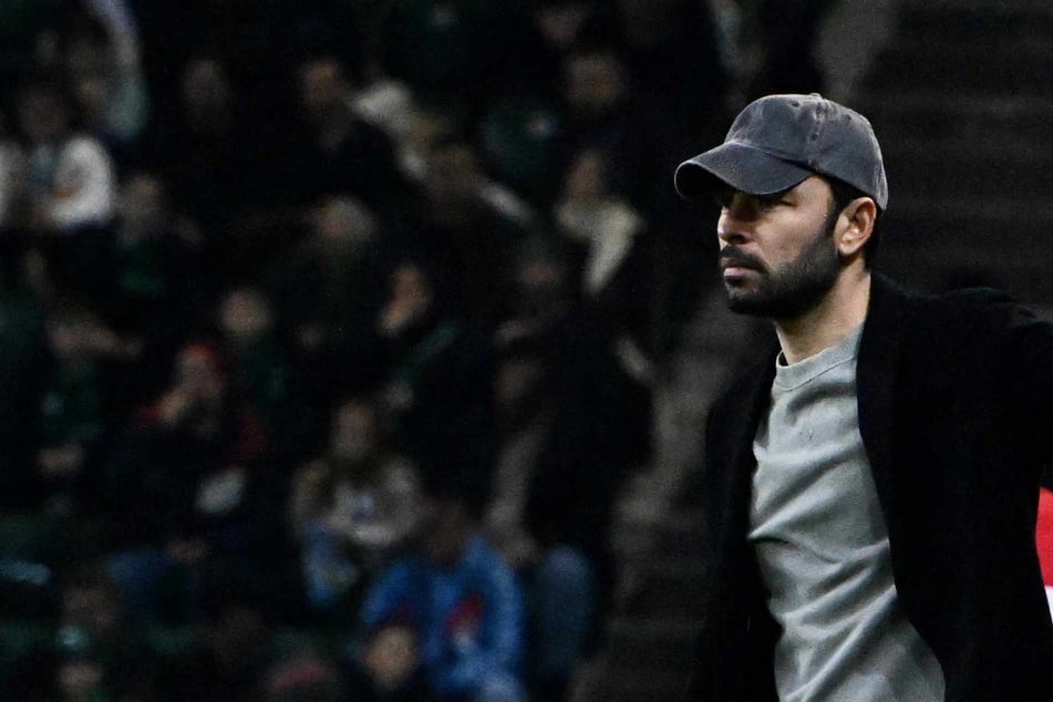 Sogar Trainer eilt ins Krankenhaus: Fan (†20) stürzt bei Pokalspiel von Tribüne und stirbt