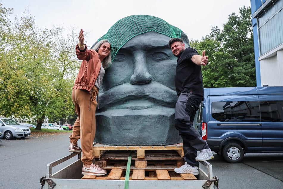 Daumen hoch! Der Styropor-Marx ist fahrbereit.
