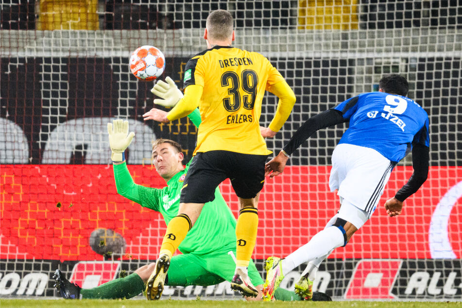 HSV-Sturmtank Robert Glatzel (r.) überwindet Dynamo-Keeper Kevin Broll (l.) zum 1:0 für die Rothosen. SGD-Abwehrmann Kevin Ehlers kann nicht mehr eingreifen.