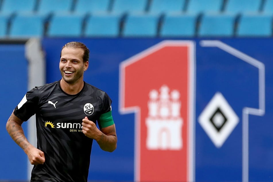 Dennis Diekmeiers (34) zwei große Lieben im Fußball: der SV Sandhausen und der Hamburger SV.